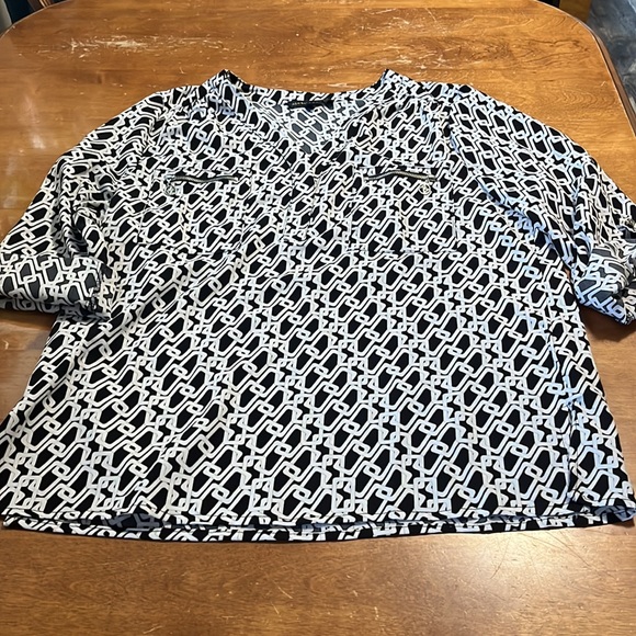 Chain Pattern Black and White Women's Top - Picture 2 of 6
